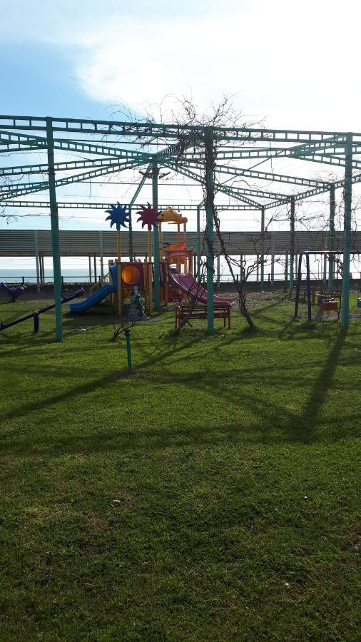 Домики У Лизы Под Ключ Pitsunda Exterior foto